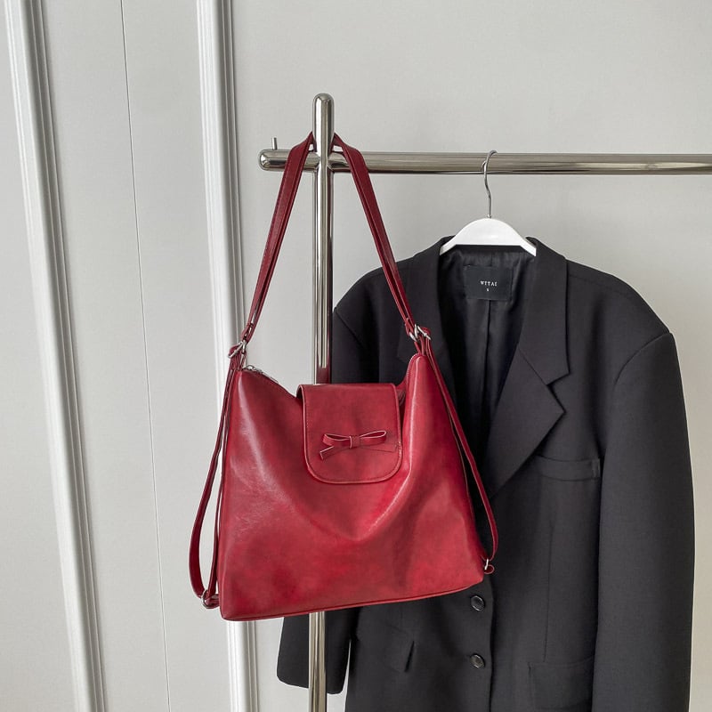 PU anyagú hátizsák, városi minimalistikus stílus, vödör alakú forma, cipzáras zárás, dupla vállpánt