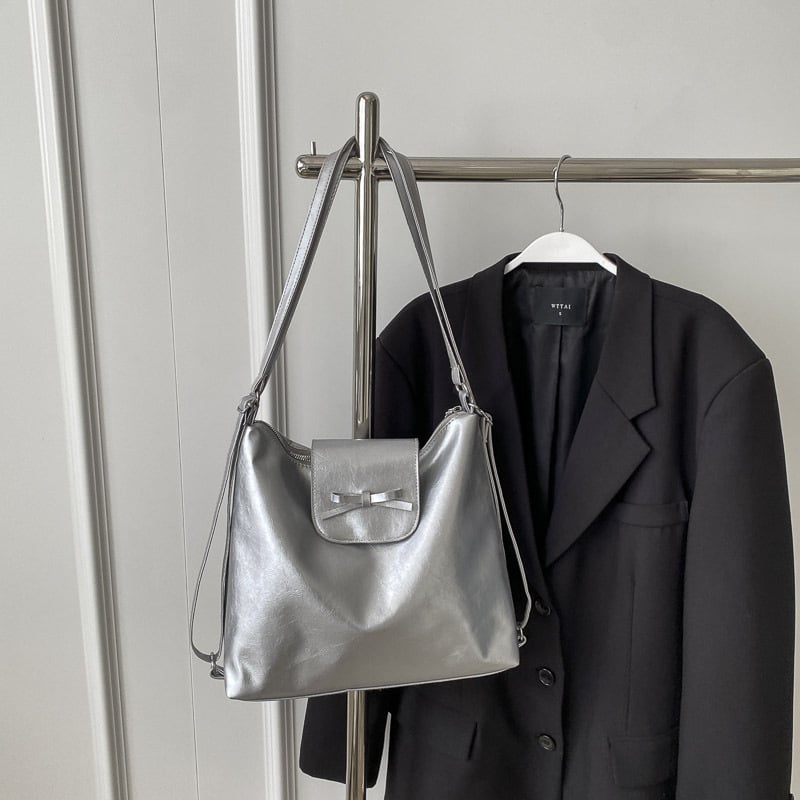 PU anyagú hátizsák, városi minimalistikus stílus, vödör alakú forma, cipzáras zárás, dupla vállpánt