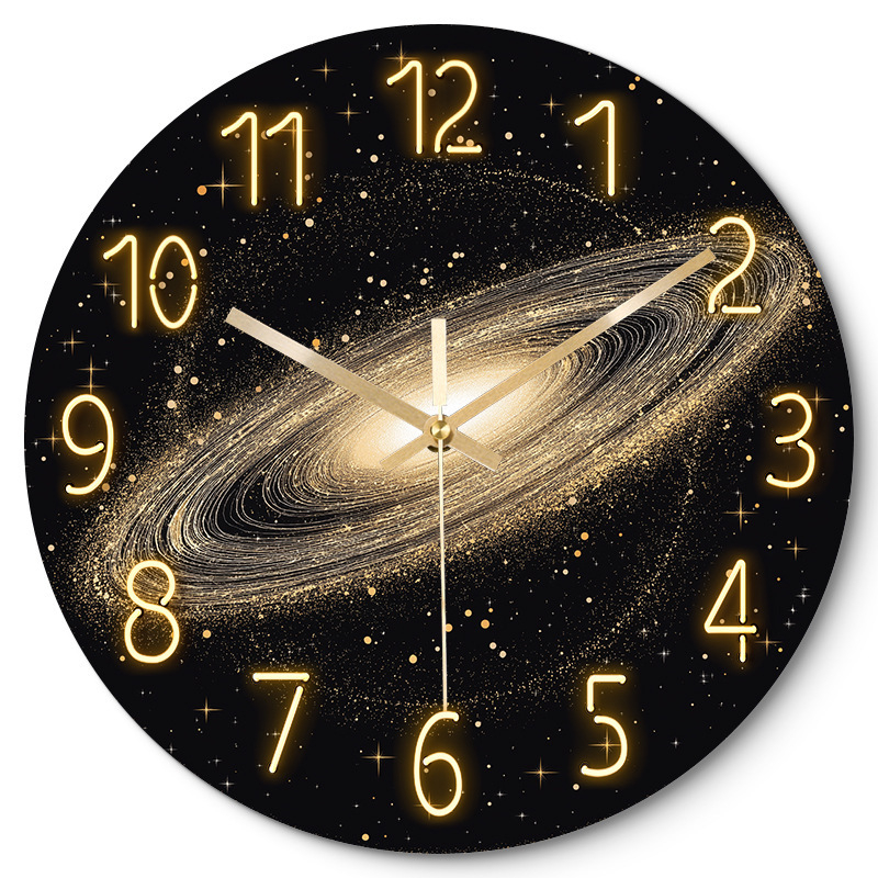 Galaxis-nebula falióra – edzett üveg, csendes járású mechanizmus, kör alakú kialakítás, elemmel működik, világidő, 24 órás kijelzés