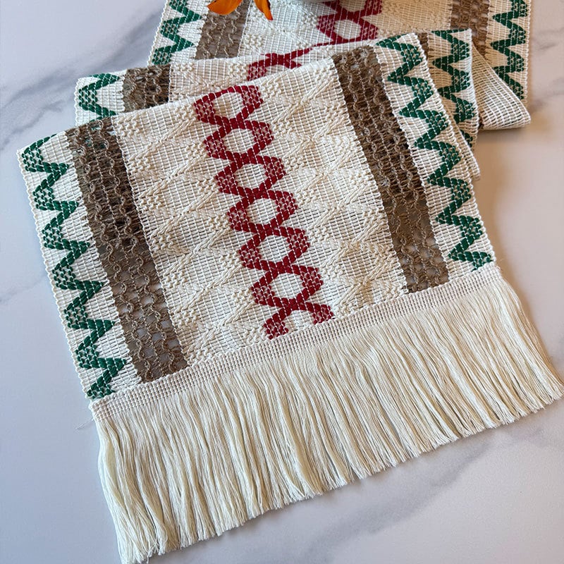 Boheemlase stiili järgi õmmeldud laualipp koos fringinguga, 60% polüester, 40% jute, triibuline/karode muster, pulmateema