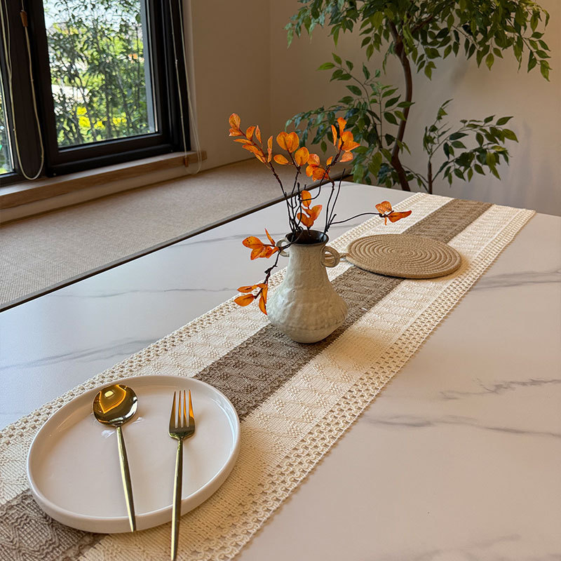 Boheemlase stiili järgi õmmeldud laualipp koos fringinguga, 60% polüester, 40% jute, triibuline/karode muster, pulmateema