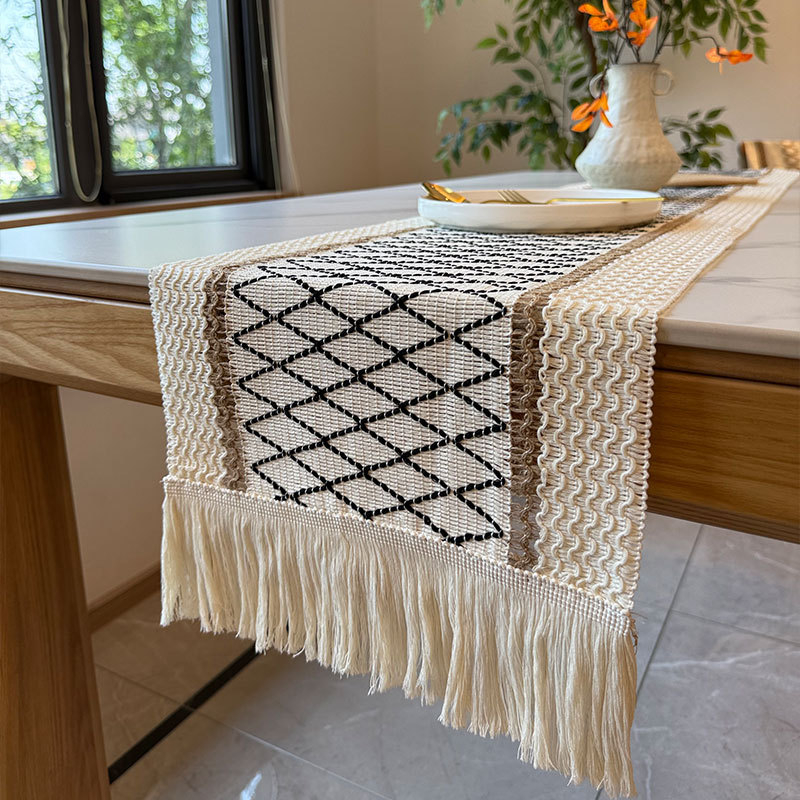 Boheemlase stiili järgi õmmeldud laualipp koos fringinguga, 60% polüester, 40% jute, triibuline/karode muster, pulmateema