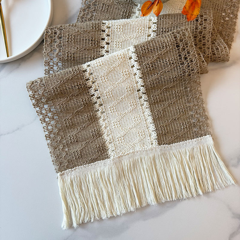 Boheemlase stiili järgi õmmeldud laualipp koos fringinguga, 60% polüester, 40% jute, triibuline/karode muster, pulmateema