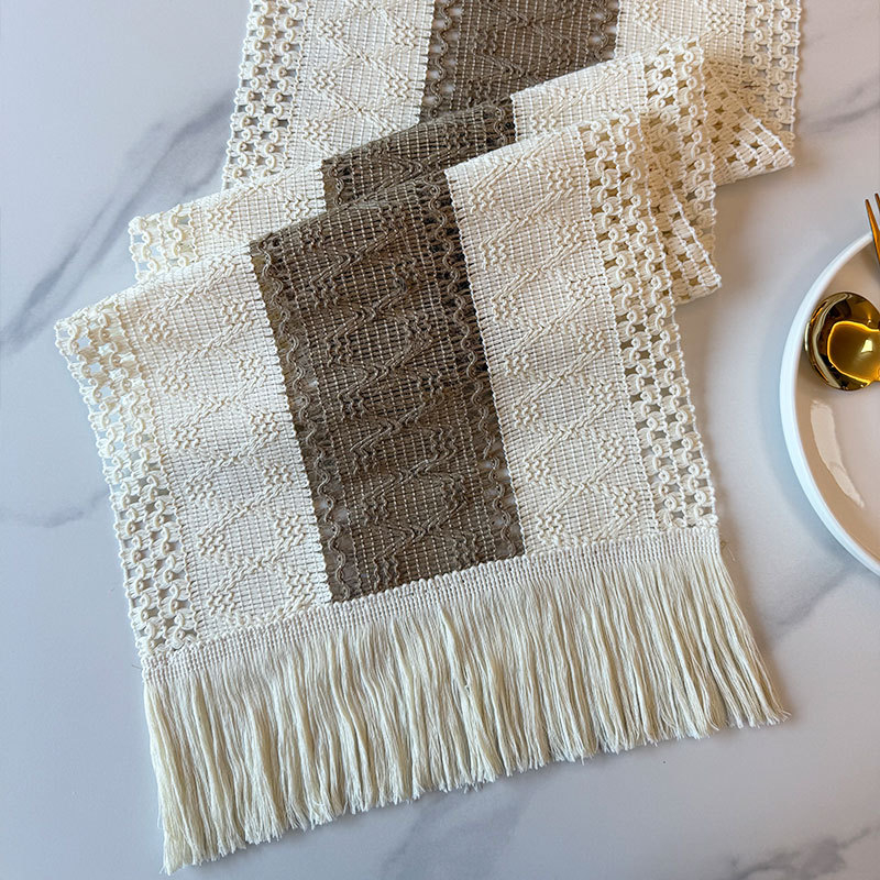 Boheemlase stiili järgi õmmeldud laualipp koos fringinguga, 60% polüester, 40% jute, triibuline/karode muster, pulmateema