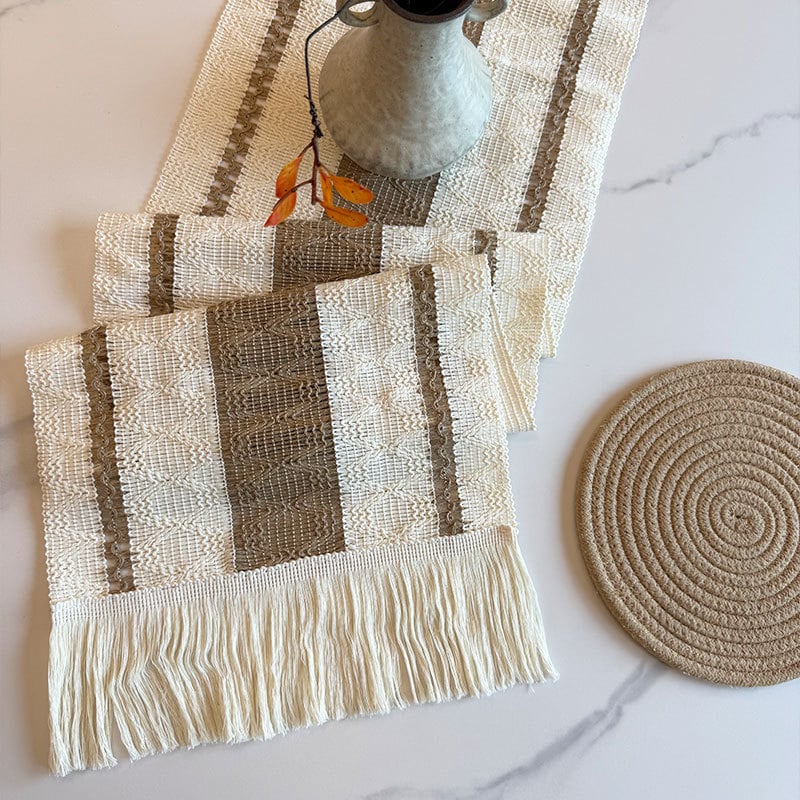 Boheemlase stiili järgi õmmeldud laualipp koos fringinguga, 60% polüester, 40% jute, triibuline/karode muster, pulmateema