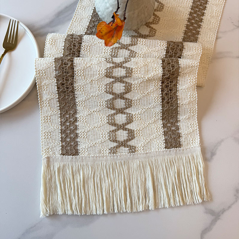 Boheemlase stiili järgi õmmeldud laualipp koos fringinguga, 60% polüester, 40% jute, triibuline/karode muster, pulmateema