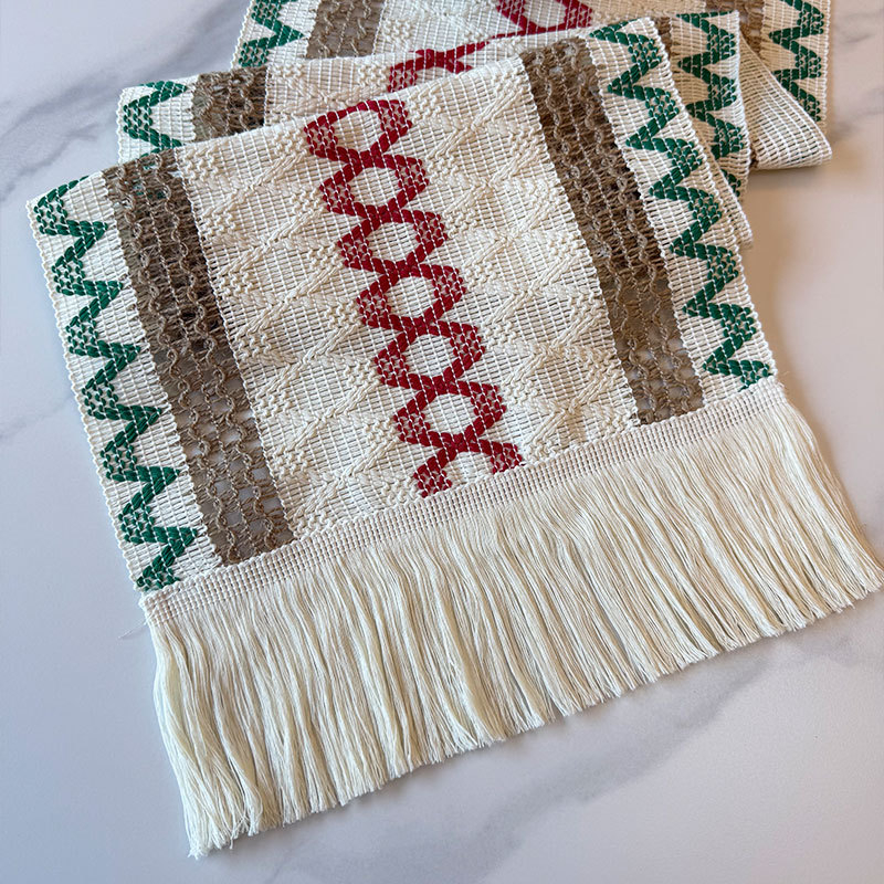 Boheemlase stiili järgi õmmeldud laualipp koos fringinguga, 60% polüester, 40% jute, triibuline/karode muster, pulmateema