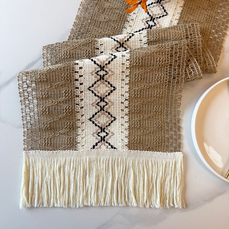 Boheemlase stiili järgi õmmeldud laualipp koos fringinguga, 60% polüester, 40% jute, triibuline/karode muster, pulmateema