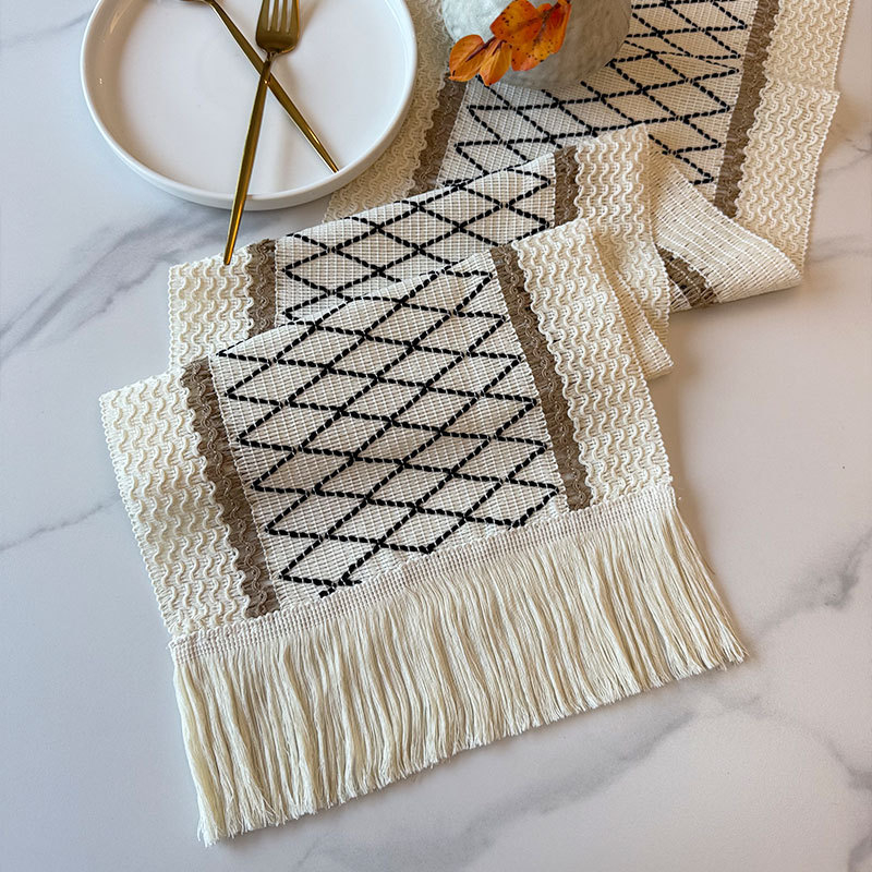 Boheemlase stiili järgi õmmeldud laualipp koos fringinguga, 60% polüester, 40% jute, triibuline/karode muster, pulmateema