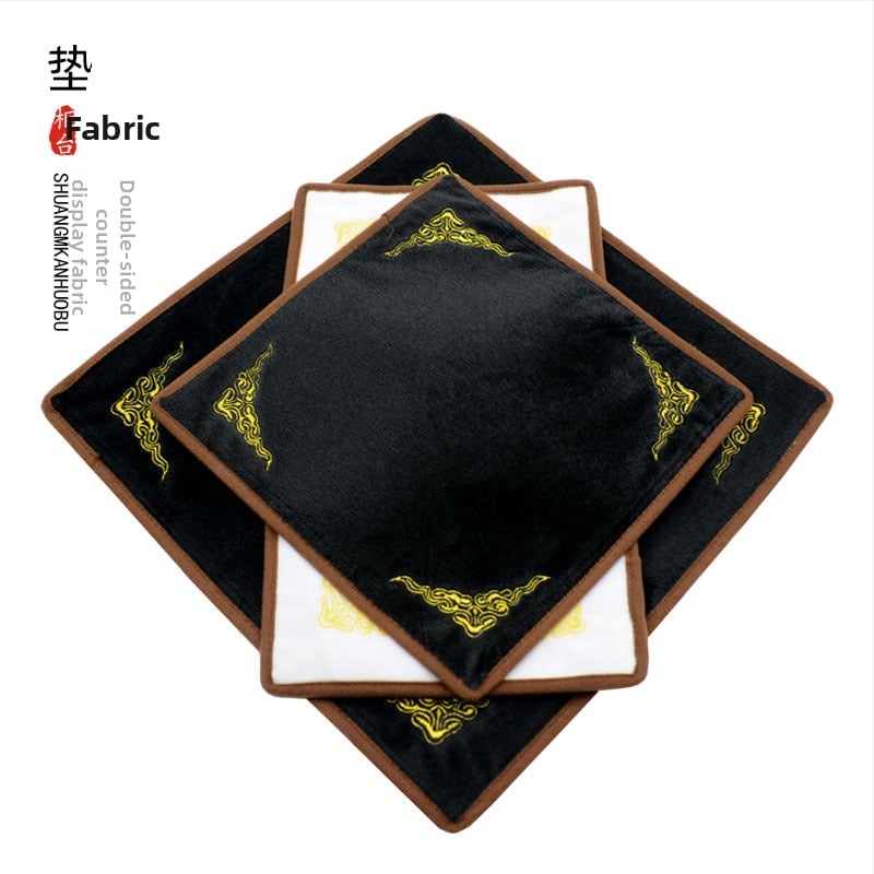 Viengabala rotaslietu demonstrācijas audums, plakanā stila, flaneles un citi materiāli, šuvju salikšana, pavasaris 2023