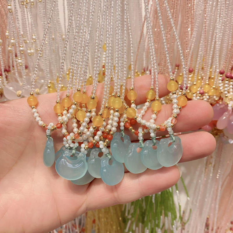 Ametiszt kristály nyaklánc, kézzel készített, szabályos lánc, medál állat-zodiákus formája, tavasz 2025.