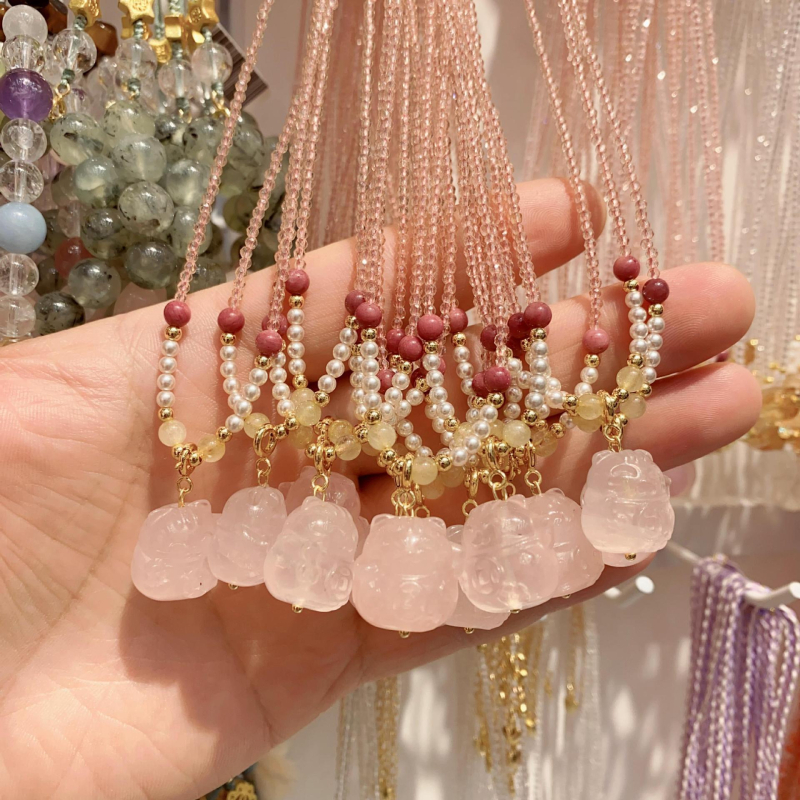 Ametiszt kristály nyaklánc, kézzel készített, szabályos lánc, medál állat-zodiákus formája, tavasz 2025.