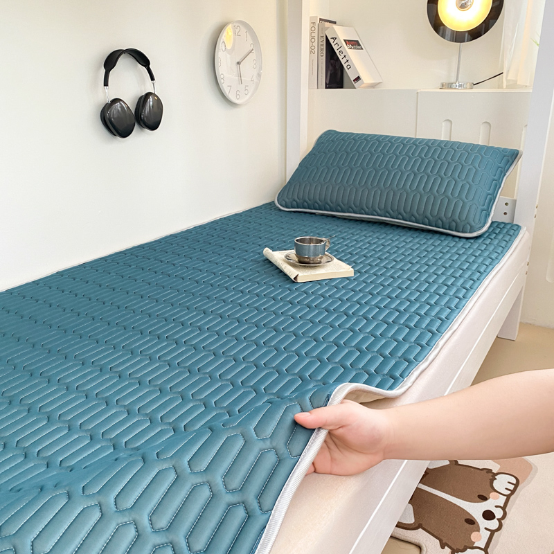 Gultas palags studentu kopmītnēs, dabīgs latekss, lateksa saturs 90% vai vairāk, drukāts audums, universāls stils