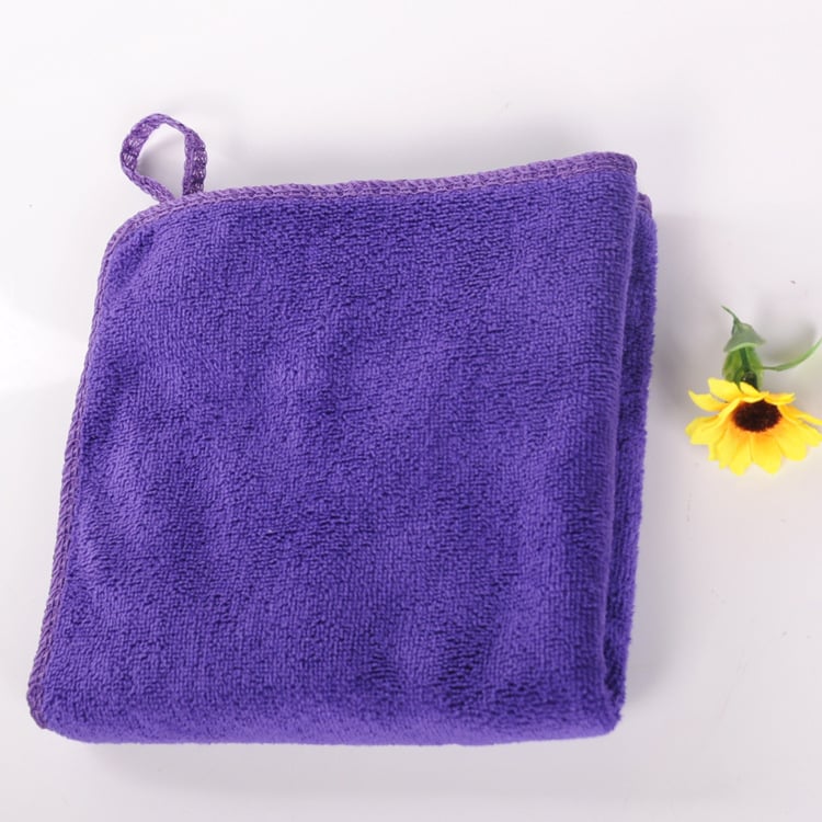 Квадратна микрофибърна кърпа за деца, абсорбираща, с подгъв и велурена обработка (300 g, еднонишкова прежда, 80% полипропиленово влакно)