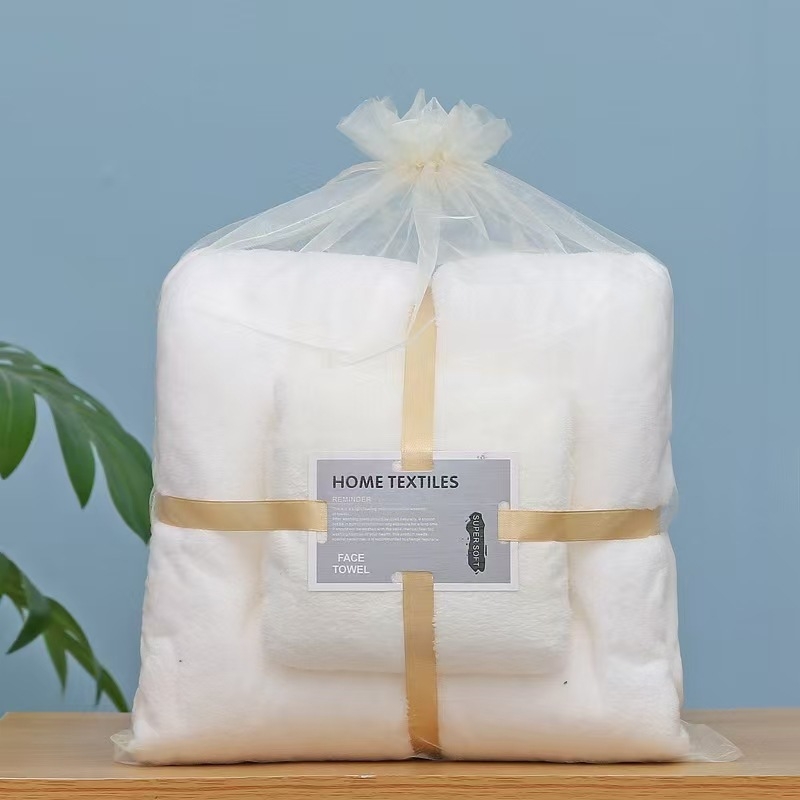 Anya- és gyerek törölközőkészlet korall-flízzel, vastag és puha, nedvszívó, szálmentes, ajándékdobozban (230 g/m², egyszerű szövés, logónyomtatás lehetséges).