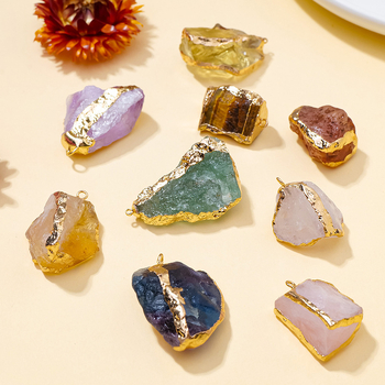 Aranyozott felületű természetes kristály nyers kő medálos nyaklánc, szabálytalan alak, modern minimalist stílus, PP zacskóban csomagolva; ideális ajándék esküvőkre, születésnapokra, diplomaosztóra és utazásokra