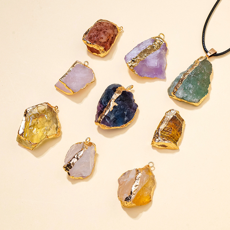 Aranyozott felületű természetes kristály nyers kő medálos nyaklánc, szabálytalan alak, modern minimalist stílus, PP zacskóban csomagolva; ideális ajándék esküvőkre, születésnapokra, diplomaosztóra és utazásokra