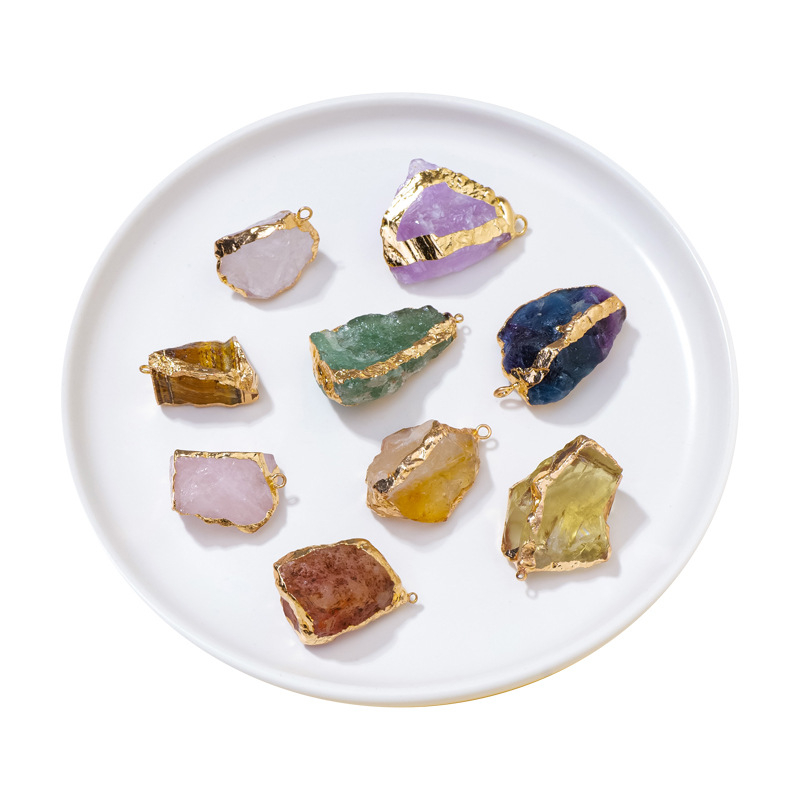 Aranyozott felületű természetes kristály nyers kő medálos nyaklánc, szabálytalan alak, modern minimalist stílus, PP zacskóban csomagolva; ideális ajándék esküvőkre, születésnapokra, diplomaosztóra és utazásokra