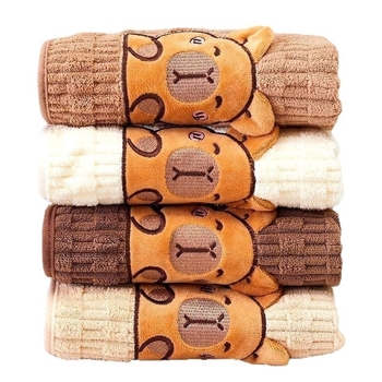Set od dva komada ručnika: ručnik za tijelo i ručnik za lice, coral fleece, dizajn kapibare, 32S pređa, težina 200 g ili više, obrublivanje