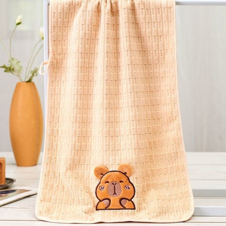 Set od dva komada ručnika: ručnik za tijelo i ručnik za lice, coral fleece, dizajn kapibare, 32S pređa, težina 200 g ili više, obrublivanje