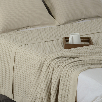 Памучно вафлено одеяло с широк кант, скандинавски стил, едноцветно, тегло 300–499 г.