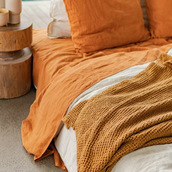 Памучно вафлено одеяло с широк кант, скандинавски стил, едноцветно, тегло 300–499 г.