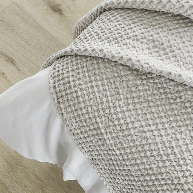 Памучно вафлено одеяло с широк кант, скандинавски стил, едноцветно, тегло 300–499 г.