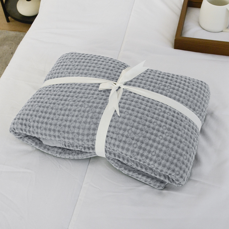 Памучно вафлено одеяло с широк кант, скандинавски стил, едноцветно, тегло 300–499 г.