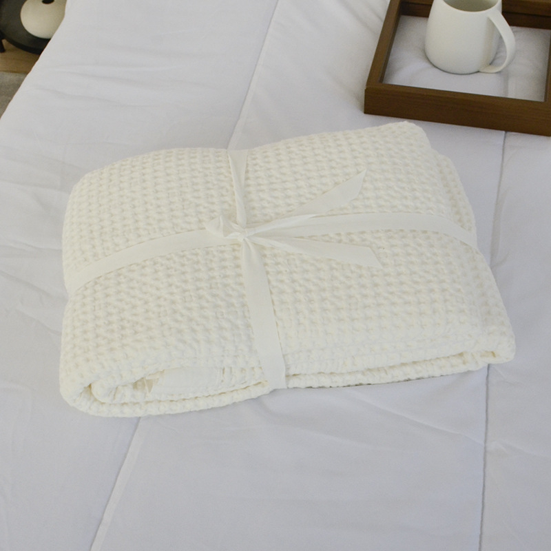 Памучно вафлено одеяло с широк кант, скандинавски стил, едноцветно, тегло 300–499 г.