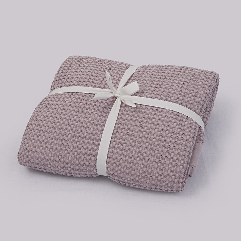 Памучно вафлено одеяло с широк кант, скандинавски стил, едноцветно, тегло 300–499 г.