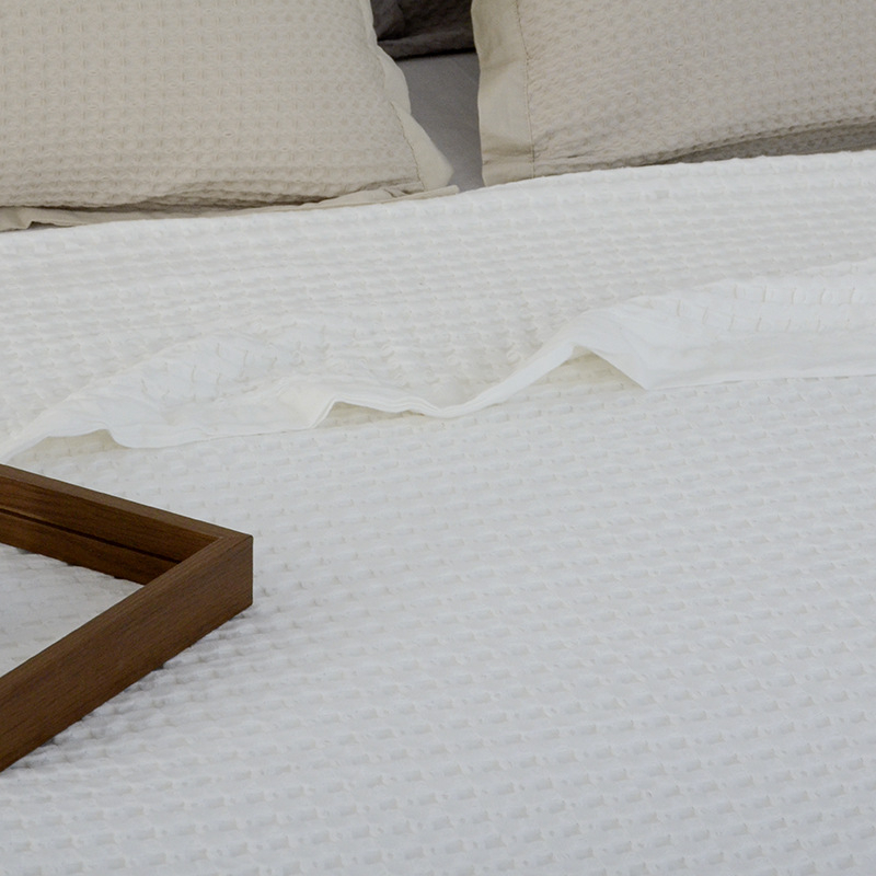 Памучно вафлено одеяло с широк кант, скандинавски стил, едноцветно, тегло 300–499 г.