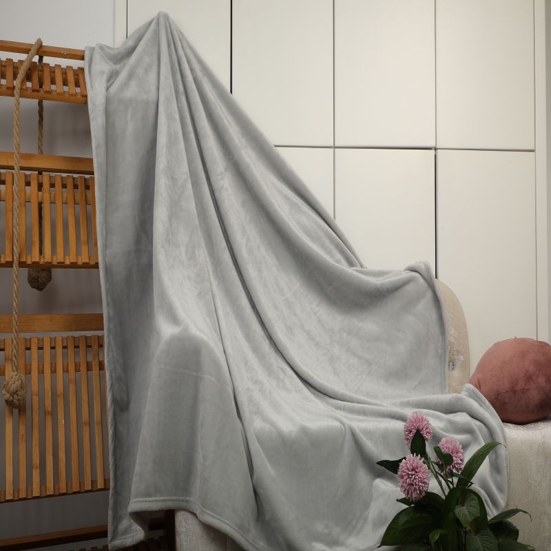 Dvoslojna flanel deka, jednobojna, poliester 300-499 g, prilagodljiva, za sve sezone
