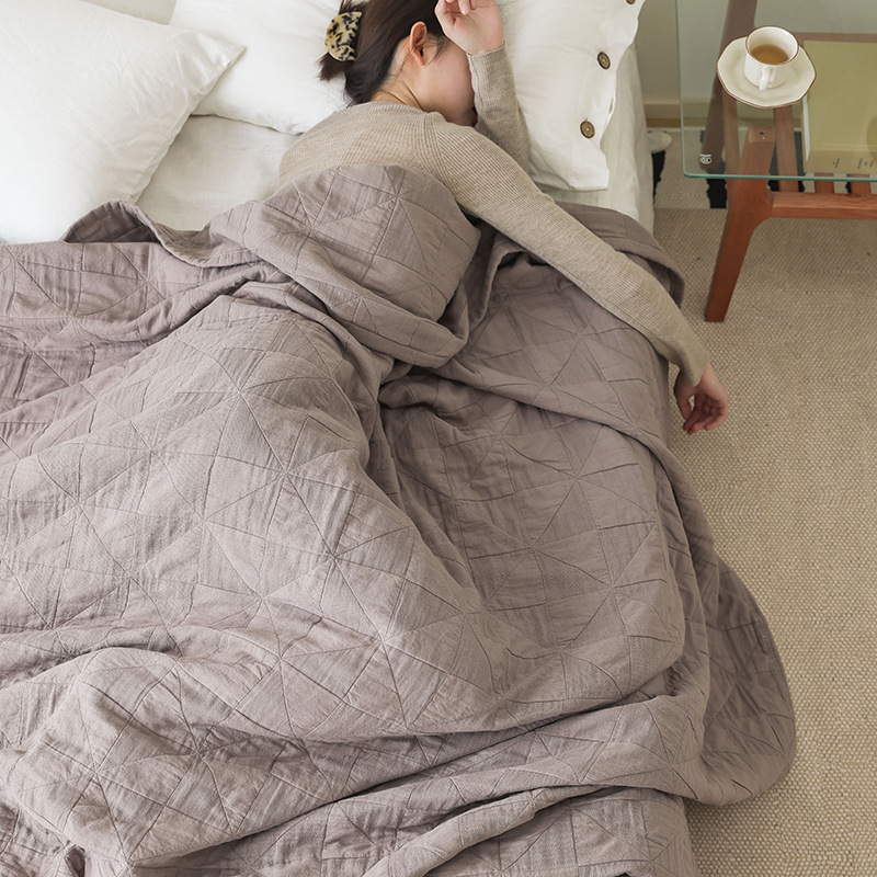 Лятно памучно одеяло - едноцветно, опростен и модерен стил, тип одеяла: друго, материал на тъканта: друго