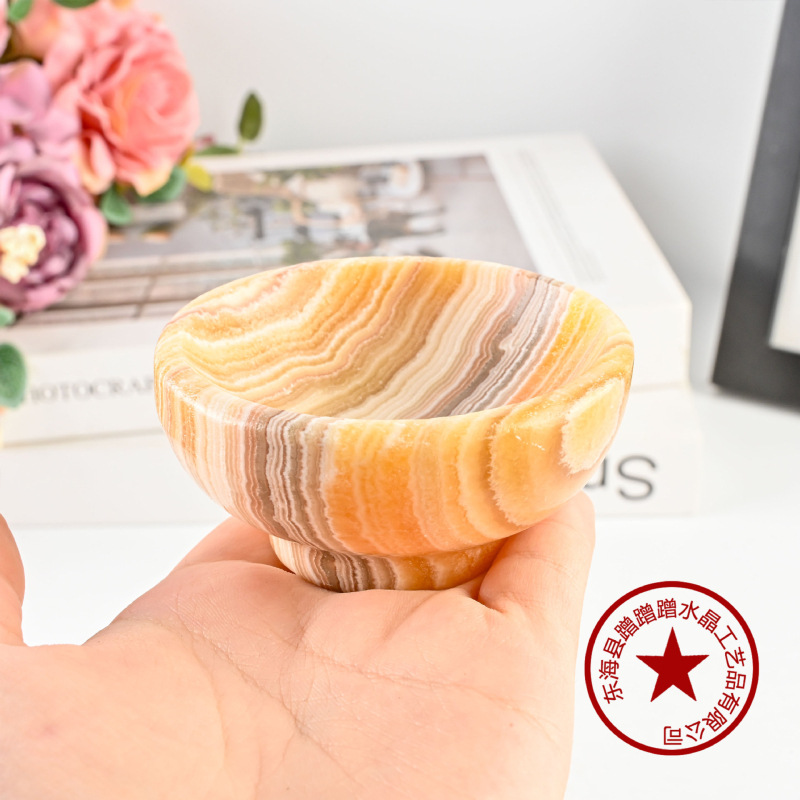 Geomeetriline kristallist säilituskauss, poleeritud looduslikud kristallid, moodsalt minimalistlik disain, demagnetiseerimise puhastus