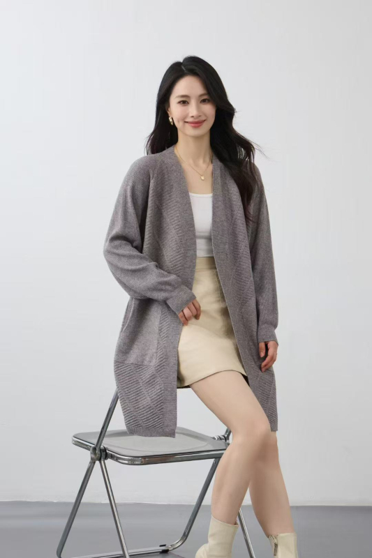 Kardigāna stila adījums ar V kaklu, garas piedurknes, vidēja garuma, audums Andy velvet ar polyesteru