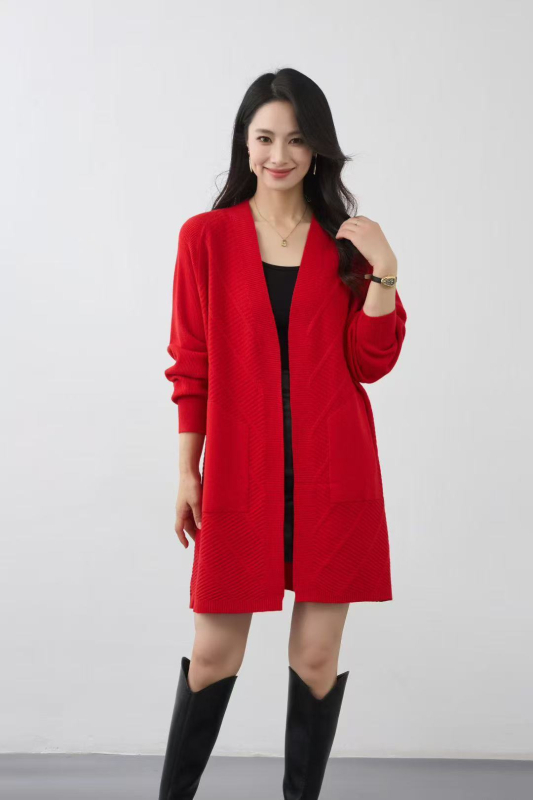 Kardigāna stila adījums ar V kaklu, garas piedurknes, vidēja garuma, audums Andy velvet ar polyesteru