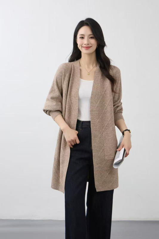 Kardigāna stila adījums ar V kaklu, garas piedurknes, vidēja garuma, audums Andy velvet ar polyesteru