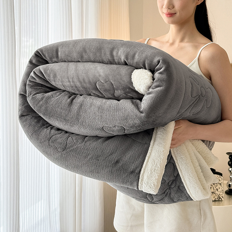 Trostruka prešivana deka od arktičkog velura s koralnim fleece materijalom, debela; višenamjenska za bebe i odmor u uredu; dimenzije 160×200–220 cm; svijetlosiva.