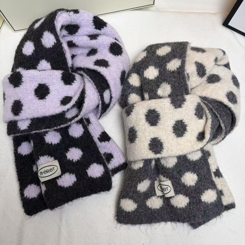 Šal s točkicama u polka dot uzorku, tkan warp knitting, od imitacijske vune, sadrži 71–80% poliestera i 11–20% viskoze, održava toplinu zimi