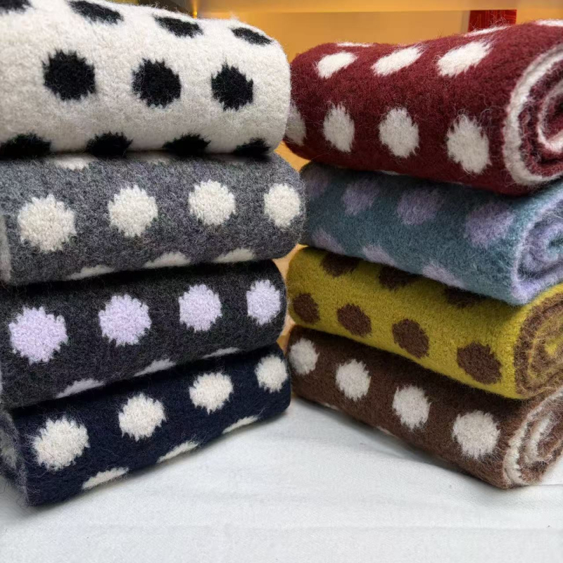 Šal s točkicama u polka dot uzorku, tkan warp knitting, od imitacijske vune, sadrži 71–80% poliestera i 11–20% viskoze, održava toplinu zimi