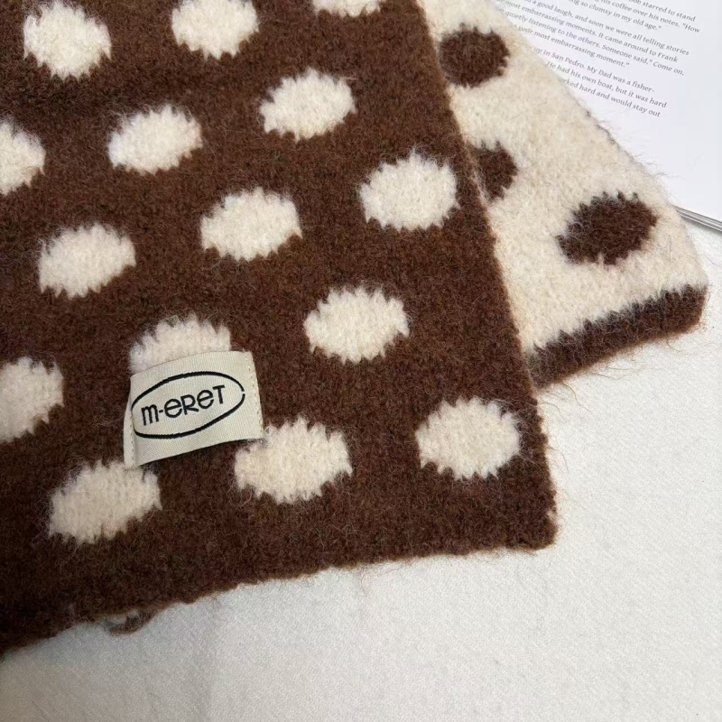 Šal s točkicama u polka dot uzorku, tkan warp knitting, od imitacijske vune, sadrži 71–80% poliestera i 11–20% viskoze, održava toplinu zimi