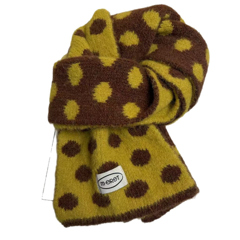 Šal s točkicama u polka dot uzorku, tkan warp knitting, od imitacijske vune, sadrži 71–80% poliestera i 11–20% viskoze, održava toplinu zimi