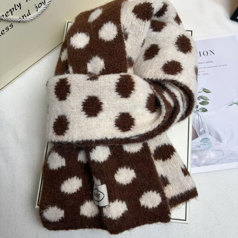 Šal s točkicama u polka dot uzorku, tkan warp knitting, od imitacijske vune, sadrži 71–80% poliestera i 11–20% viskoze, održava toplinu zimi