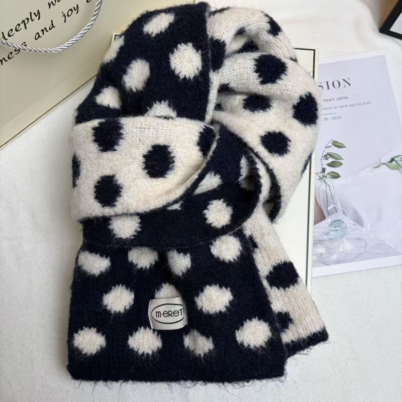Šal s točkicama u polka dot uzorku, tkan warp knitting, od imitacijske vune, sadrži 71–80% poliestera i 11–20% viskoze, održava toplinu zimi