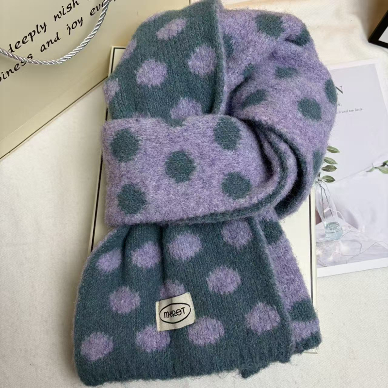 Šal s točkicama u polka dot uzorku, tkan warp knitting, od imitacijske vune, sadrži 71–80% poliestera i 11–20% viskoze, održava toplinu zimi