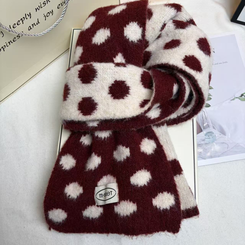 Šal s točkicama u polka dot uzorku, tkan warp knitting, od imitacijske vune, sadrži 71–80% poliestera i 11–20% viskoze, održava toplinu zimi