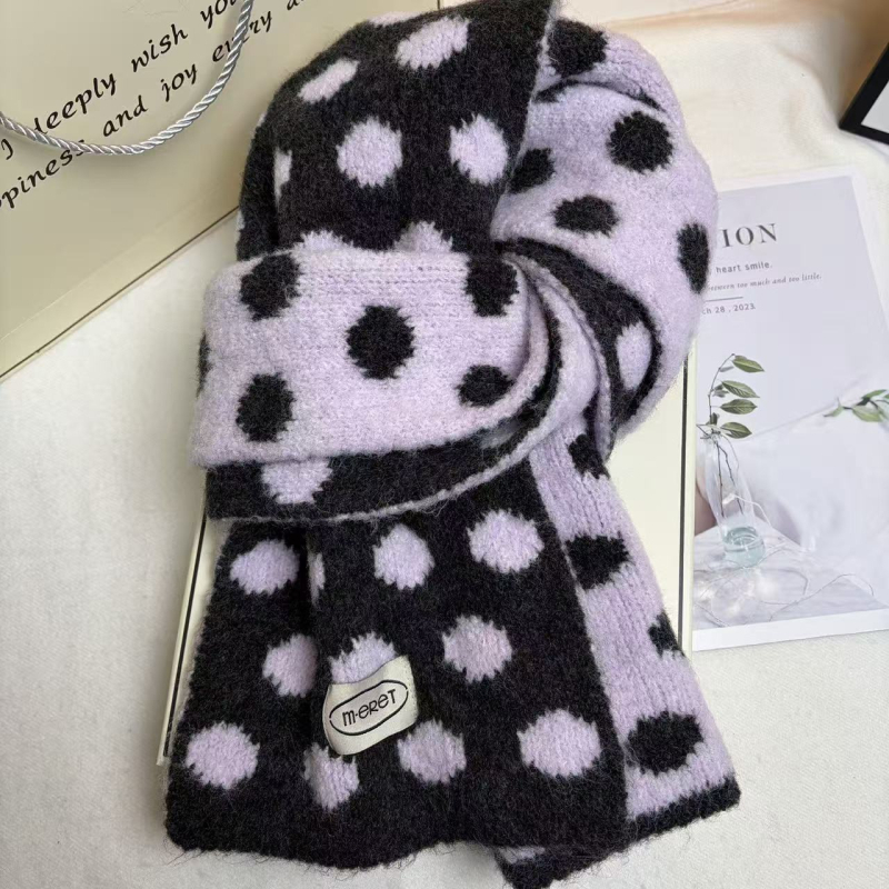 Šal s točkicama u polka dot uzorku, tkan warp knitting, od imitacijske vune, sadrži 71–80% poliestera i 11–20% viskoze, održava toplinu zimi
