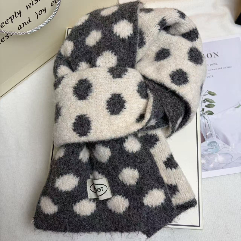 Šal s točkicama u polka dot uzorku, tkan warp knitting, od imitacijske vune, sadrži 71–80% poliestera i 11–20% viskoze, održava toplinu zimi