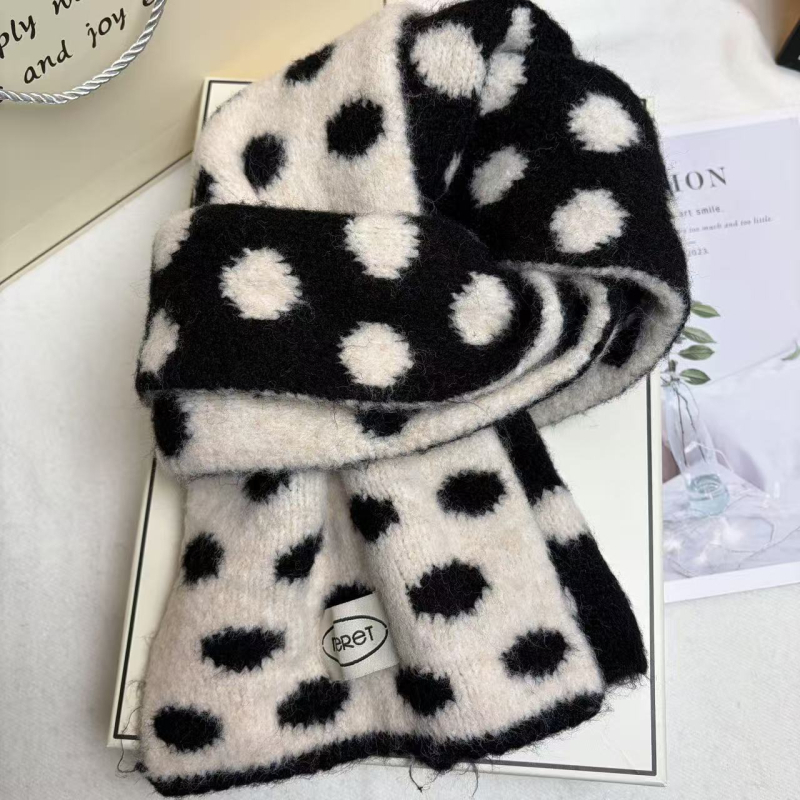 Šal s točkicama u polka dot uzorku, tkan warp knitting, od imitacijske vune, sadrži 71–80% poliestera i 11–20% viskoze, održava toplinu zimi