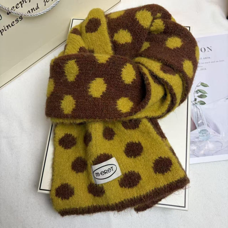 Šal s točkicama u polka dot uzorku, tkan warp knitting, od imitacijske vune, sadrži 71–80% poliestera i 11–20% viskoze, održava toplinu zimi